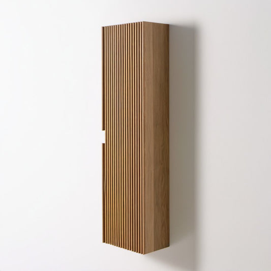 Wiszący słupek łazienkowy z MDF, frezowane fronty, naturalny dąb, 140 × 30 × 25 cm